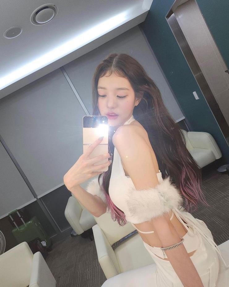 Mẹo chụp ảnh tự sướng trước gương giúp bạn xinh lung linh như idol Hàn Quốc - Ảnh 3